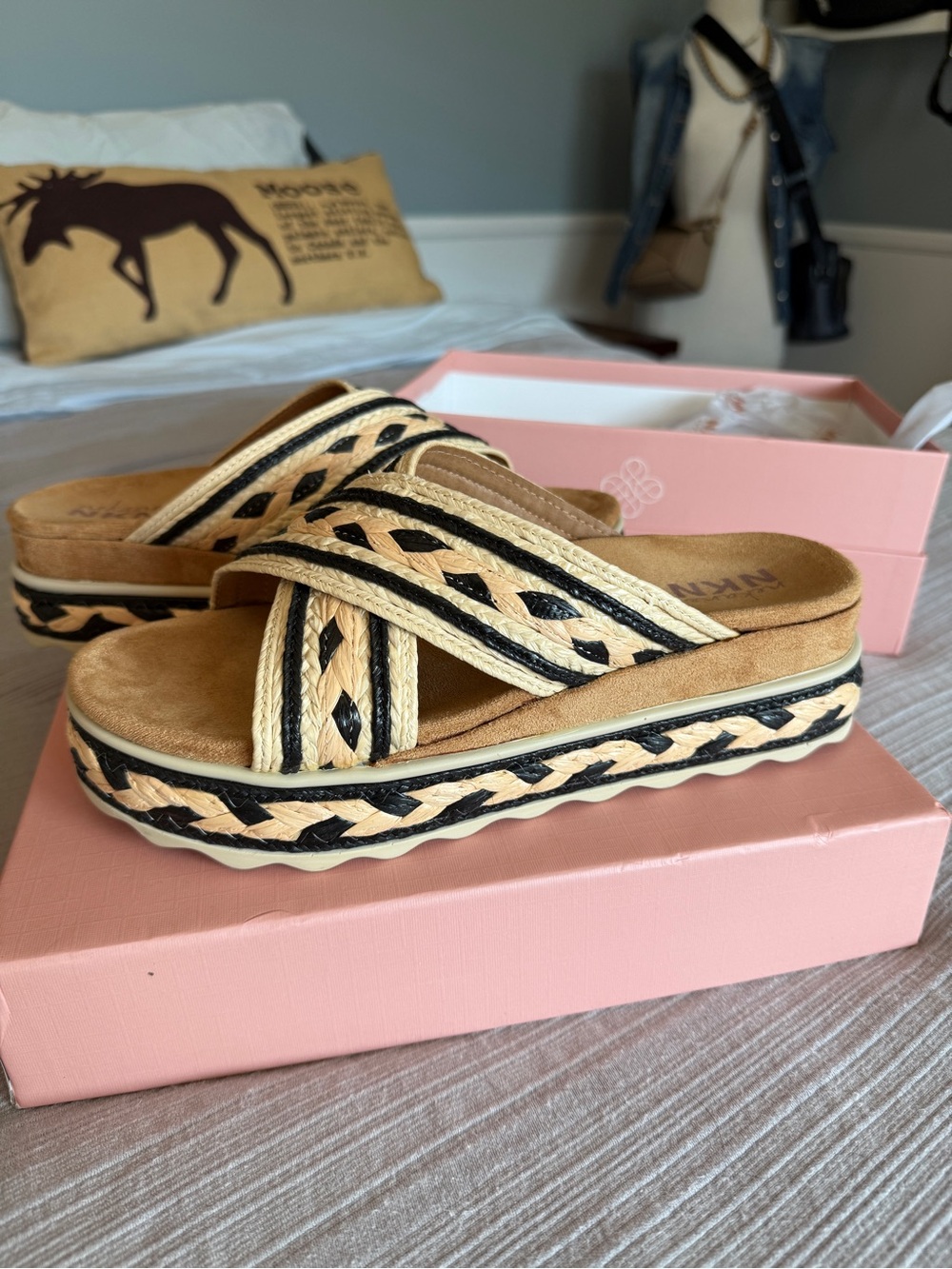 TWO-TONE RAFFIA PLATFORM SANDALS - ECRU - NKN